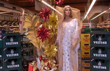 Der Eingangsbereich beim REWE Getränke-Markt - saisonal wechselnde Dekoration.