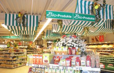 Baldachine aus flammenhemmenden Markisenstoff,
genäht und montiert und dekoriert für die Bioabteilung bei REWE