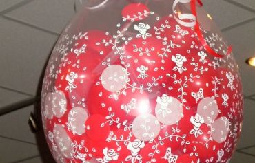 Die Alternative zum Schleiertanz - ein riesiger, mit Herzen gefüllter, transparenter Luftballon und an jedem Herz ist ein Stück Tüll befestigt.