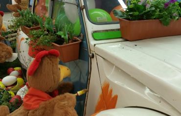 Osterdekoration in der Marktplatz Galerie Bramfeld in Hamburg " Eine Ente unter Hühnern "