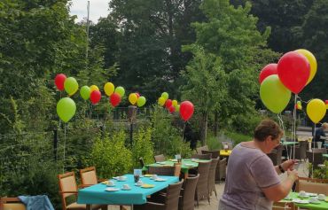 Mit Heliumballons wird ein Sommerfest im Seniorenhein noch farbenfroher :-)
