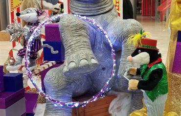 Hier bewegt sich alles.
Der Elefant dreht den Kopf und der Domteur und die Seiltänzerin bewegen sich dazu.