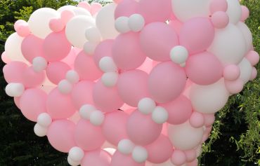 Für die freie Trauung.
Ein 2m großes 3-dimensionales Ballonherz.
Ein wunderschöner Bildhintergrund