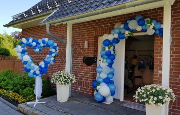 Hier steht Beides am nächsten Tag zu Hause bei dem Brautpaar und über die gesamte restliche Dekoration konnte sich das Ehepaar mindestens noch 1 Woche freuen. Organic-Bogen mit passendem Herz